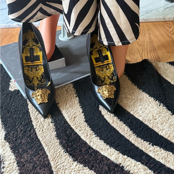 Versace Medusa Black and Gold Baroque Heels sz 37.5 EU 7.5US - Picture 6 of 6